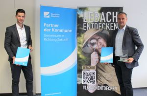 Die Stadt Lebach hat einen wichtigen Schritt in Richtung Glasfasernetz gemacht. Bürgermeister Klauspeter Brill und Yannick Sick (Unternehmen Deutsche Glasfaser) haben jüngst einen Kooperationsvertrag unterzeichnet. Foto: Kirsch/Stadt
