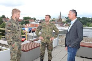 von links: Major Jan Bombien, Hauptmann Sven Peter und Bürgermeister Klauspeter Klauspeter Brill im Gespräch. Foto: Kirsch/Stadt