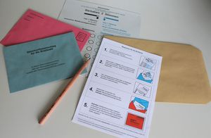 Die Unterlagen für die Briefwahl samt Wegweiser. Foto: Kirsch/Stadt