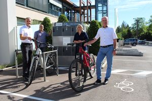 Der Lebacher Bürgermeister Klauspeter Brill, Peter Neises (Ver- und Entsorgungszweckverband Lebach) und VEL-Geschäftsführer Arno Graf (von links) stellten Anke Rehlinger die E-Bike-Ladestation vor. Foto: Kirsch/Stadt